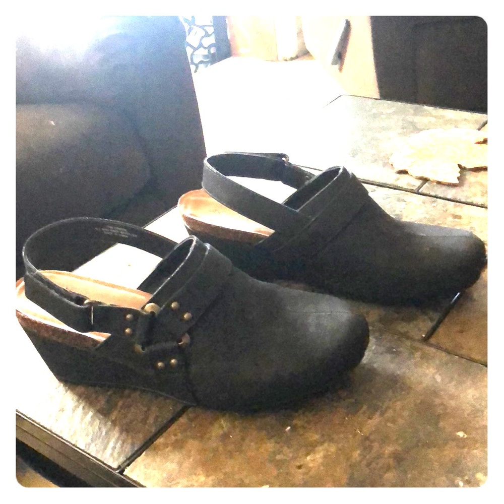 Axxiom back friendly comfortable clogs! Brand new